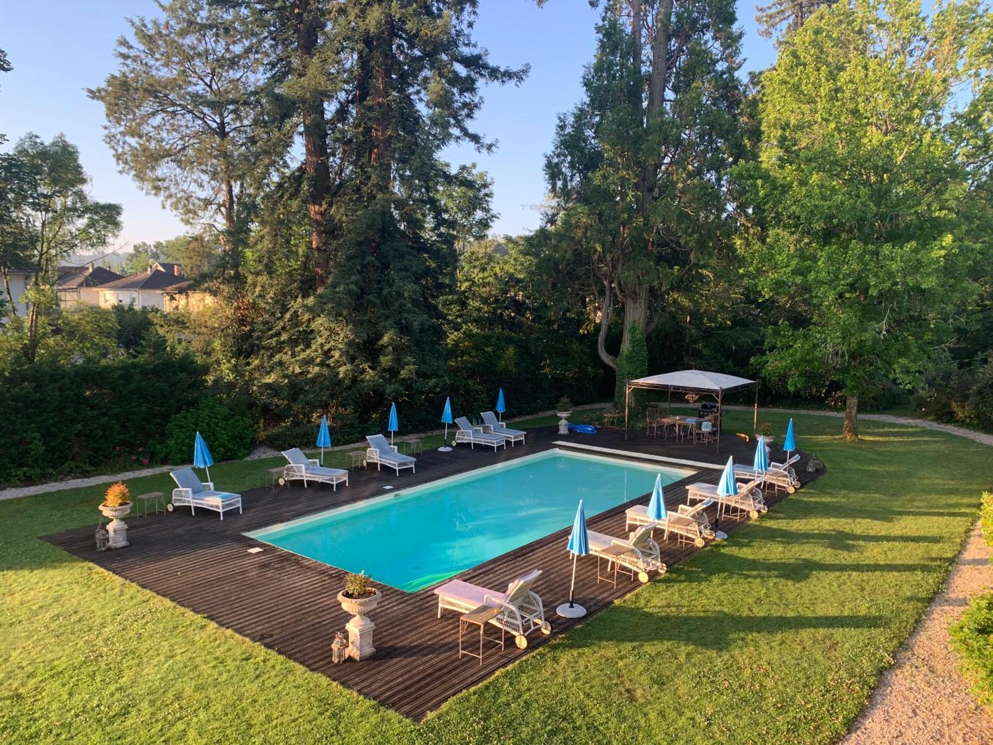 Hotel French Corréze Moulin Bleu Saint-Pantaléon-de-Larche Esterno foto