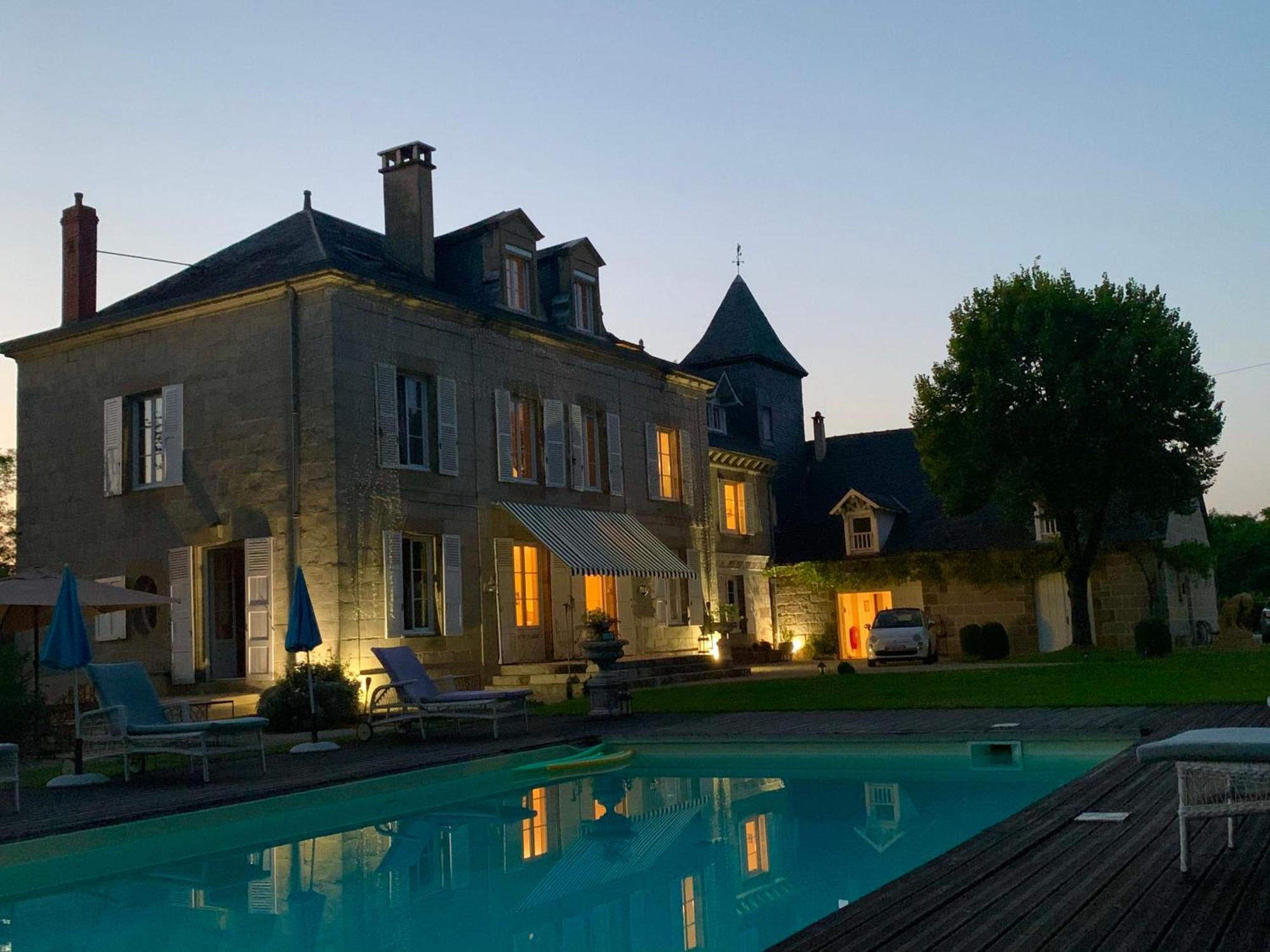 Hotel French Corréze Moulin Bleu Saint-Pantaléon-de-Larche Esterno foto