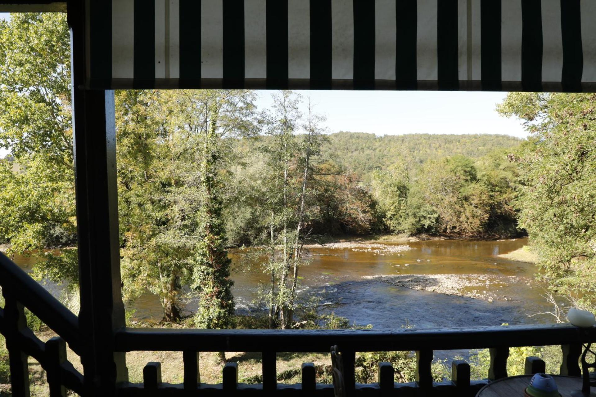 Hotel French Corréze Moulin Bleu Saint-Pantaléon-de-Larche Esterno foto