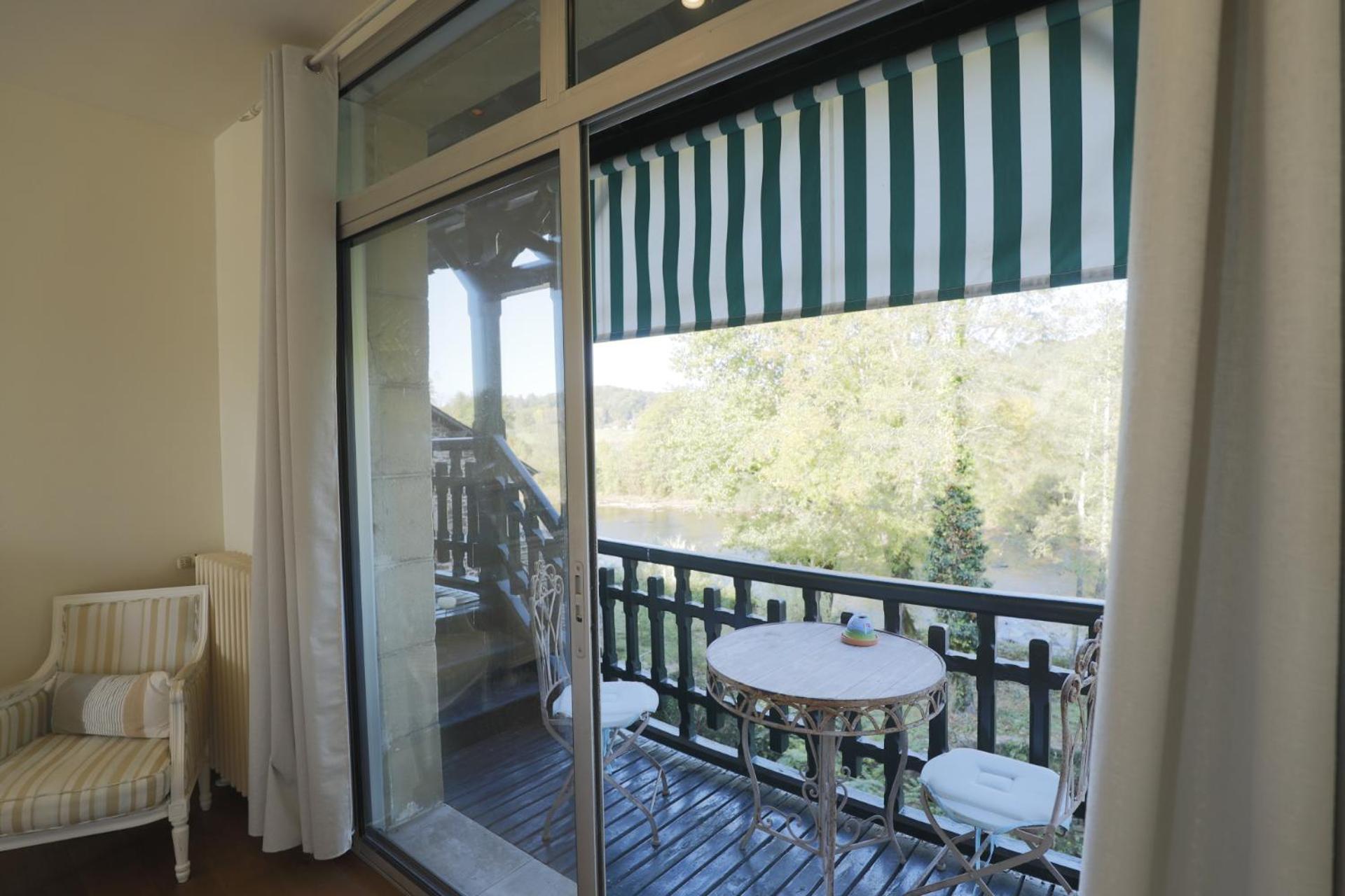 Hotel French Corréze Moulin Bleu Saint-Pantaléon-de-Larche Esterno foto