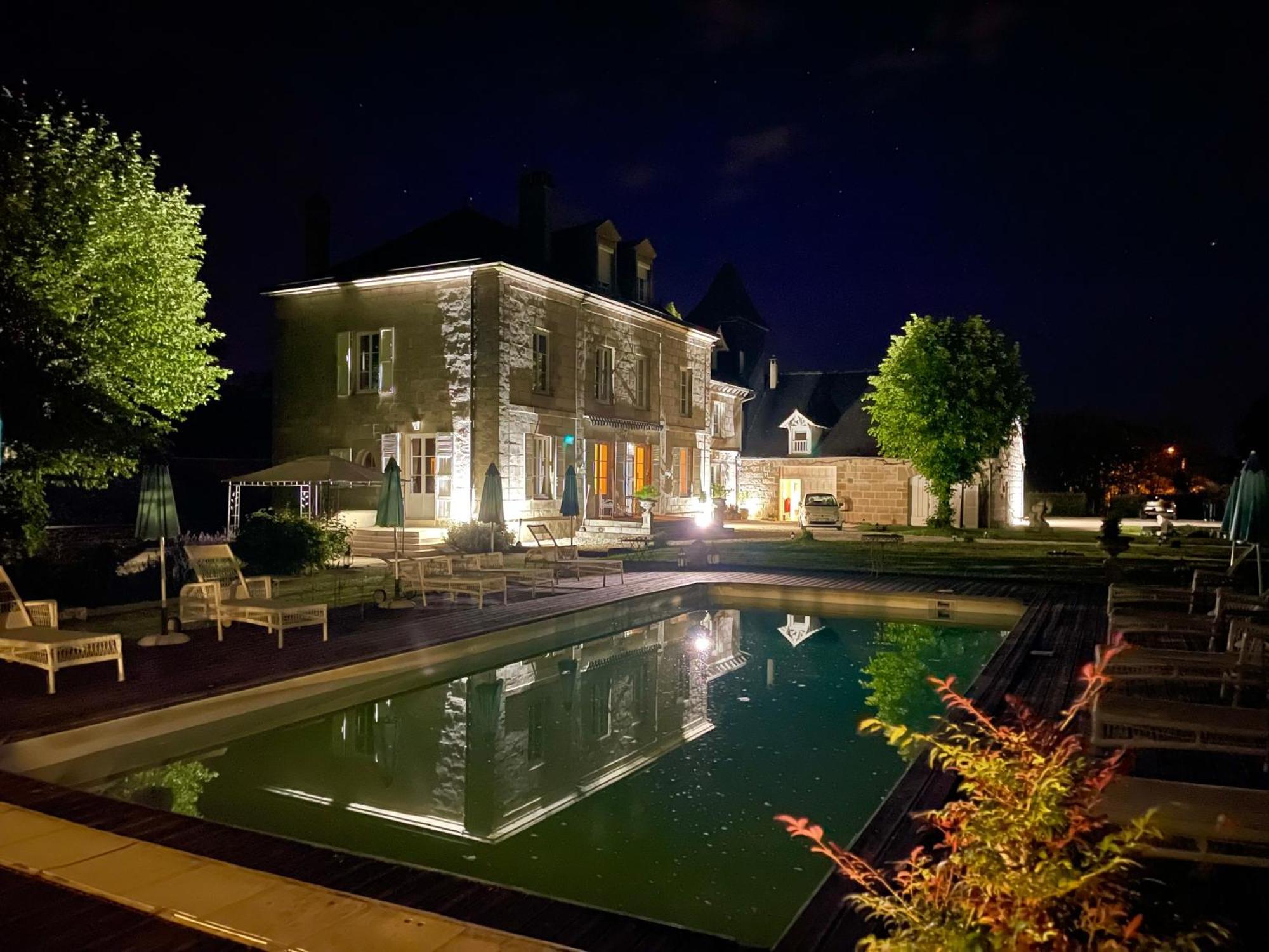 Hotel French Corréze Moulin Bleu Saint-Pantaléon-de-Larche Esterno foto