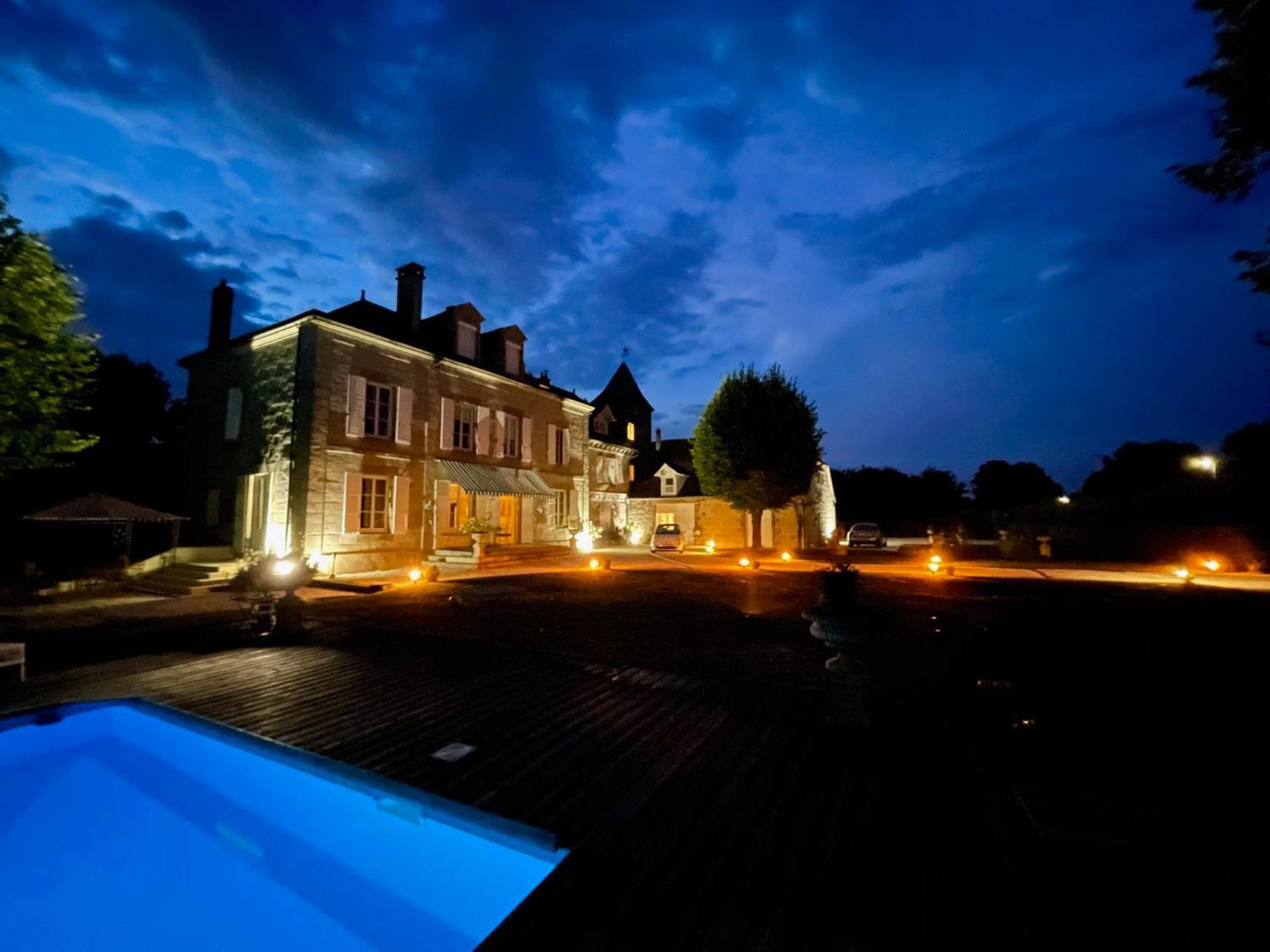 Hotel French Corréze Moulin Bleu Saint-Pantaléon-de-Larche Esterno foto